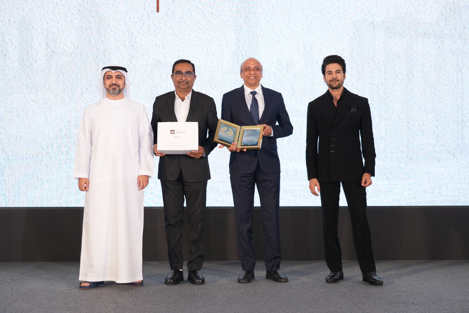 Award presentation with plaque at ET Indo Global Leaders 2026